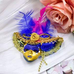 鮮やかな羽根が付いたカラフルなプラスチックマスクは、お祭りや仮装パーティーに最適です。 - Product Image 3