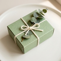 Boîte cadeau en papier recyclé, ficelle en coton et chanvre vert sauge, branche décorative en feuille d'eucalyptus, vente en gros, approvisionnement en vrac, usine