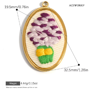 Galerie de breloques brodées |   Pendentif brodé de fleurs en acier inoxydable plaqué or 18 carats, étanche, hypoallergénique, résistant au ternissement - Product Image 5