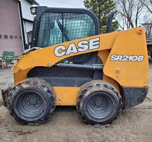 Envío Rápido a Nivel Nacional, Minicargadora con Ruedas SR210B 2021 con Brazo Telescópico, Potencia Hidráulica Auxiliar, Cucharón QT, Un Solo Propietario - Product Image 3