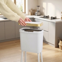 Lixeira de Cozinha Móvel com Rodas, Design de Pernas Altas, Tampa Articulada, Borda Dourada, Antiodor, Plástico Ecológico