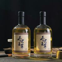 Bouteilles de vodka en verre transparent personnalisables pour la mise en marque de spiritueux haut de gamme avec plusieurs tailles et options d'impression de logo