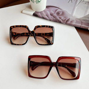 Gafas de Sol Cuadradas para Mujer Marca G, Lentes de PC con Protección UV400, Tipo 3, Montura Gris Translúcida Color Té, Gafas Modernas y a la Moda - Product Image 1