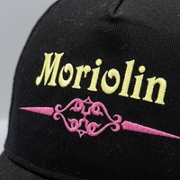 Casquette de baseball unisexe réglable en coton doux noir uni, avec logo brodé ornemental à deux tons et inscription en serif, prête à l'emploi