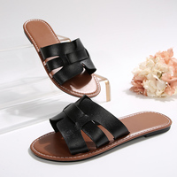 Sandales plates noires unies à bout ouvert et découpes en H pour femme, idéales pour l'été et la plage, personnalisables avec votre logo