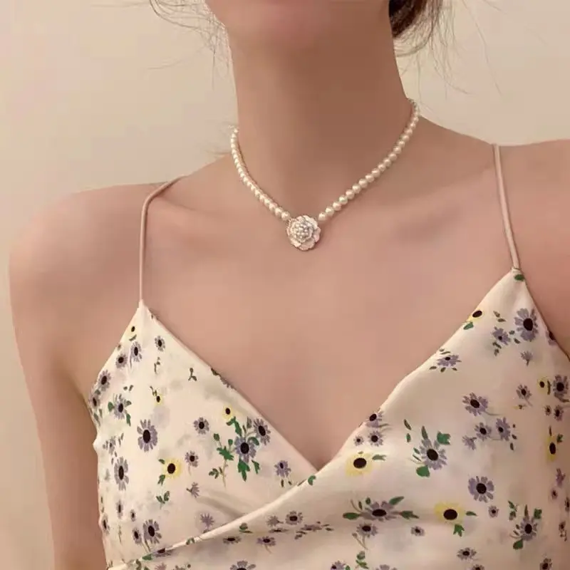 Collana di gioielli a collo corto fatta a mano da donna di moda all'ingrosso girocollo regolabile con perle bianche di fiori di camelia