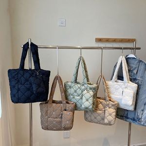 Nouveau design, sac fourre-tout matelassé portable et durable pour femme, grande capacité, imprimé floral, sac rembourré moelleux pour l'automne-hiver - Product Image 1