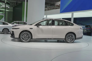 Leapmotor B01 2025, Sedán Compacto Eléctrico Puro con Autonomía NEDC de 401-500 km y Potencia de Motor de 100-150 kW - Product Image 4