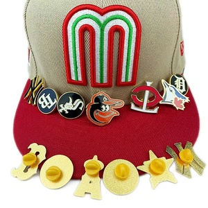 Nuevas insignias <span class=keywords><strong>de</strong></span> moda para <span class=keywords><strong>gorras</strong></span> <span class=keywords><strong>de</strong></span> béisbol - Pines para sombreros. Decoraciones Metálicas para la Nueva <span class=keywords><strong>Era</strong></span>. Pines con acabado anodizado, Pines esmaltados. En stock. - Product Image 4