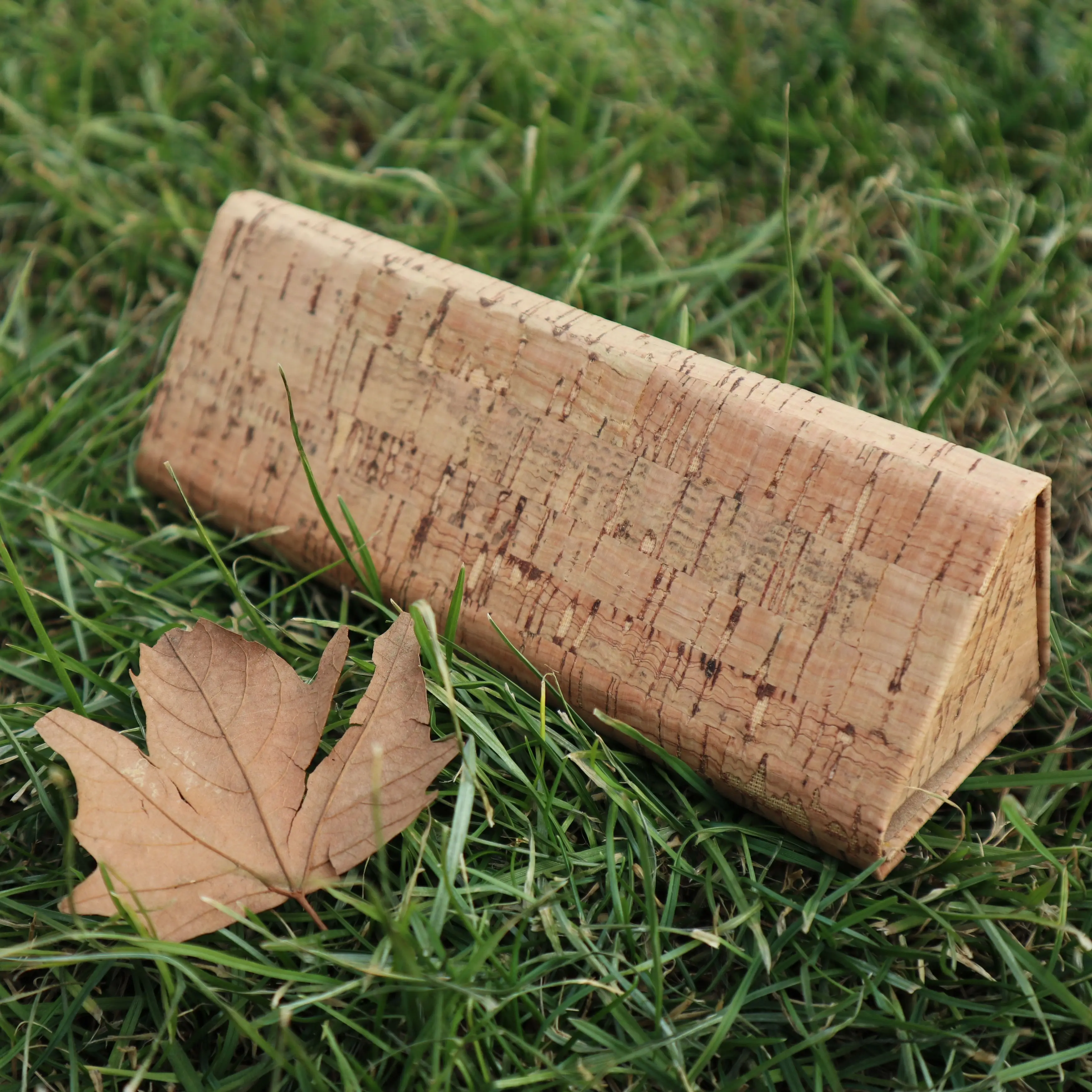 Estuche de gafas triangular ecológico y reciclable con diseño decorativo de madera de corcho