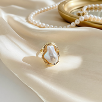 Bague de cocktail pour femme en laiton plaqué or 18 carats, bague élégante et massive avec perle de forme non conventionnelle, un cadeau de fête tendance pour elle