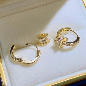 Pendientes Huggie Chapados en Oro con Cristales y Engaste de Bisel de Diamantes de Imitación para Mujer, Estilo Clásico para Uso Diario - Product Image 3