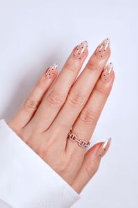 Uñas Postizas Artificiales Color Nude Medio con Estampado Dorado, Personalizadas OEM ODM de Fábrica, Forma Almendrada Minimalista con Puntos - Product Image 4