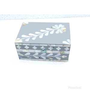 Boîte à chocolat artisanale en nacre incrustée, sculptée à la main, en matériau organique, artisanat vintage, toucher réel, cadeaux du Ramadan et de l'Aïd, Émirats arabes unis - Product Image 4