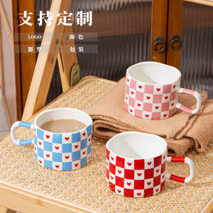 Taza de cerámica a cuadros con forma de corazón, con asa, apta para microondas, reutilizable, para regalos y uso diario. - Product Image 1