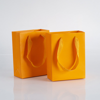 Sacs cadeaux en matériaux recyclés en gros, design PPWR-aligné, plusieurs tailles, impression de logo personnalisé, sérigraphie avec poignées pour vêtements