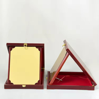 Boîte à plaque de certificat en bois pliable rouge bordeaux personnalisée avec logo gravé et plaque dorée MH-W18