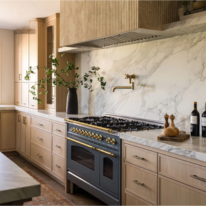 Armoire minimaliste à cadre fin de style Shaker, équipée d'un éclairage intégré, en chêne blanc brillant profond et avec un vitrine en verre sur mesure. - Product Image 4