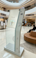 Kiosque en libre-service OLED transparent avec écran tactile 10 points et affichage numérique intelligent SDK pour la vente au détail, les expositions et l'usage gouvernemental