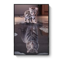 Tableau mural encadré « Réflexion du chaton tigre » – Peinture animale créative sur toile – Décoration moderne pour salon – Cadeau unique