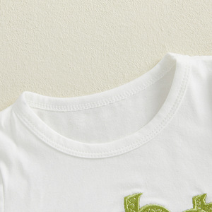 Conjunto de Ropa para Niñas Pequeñas para el Regreso a Clases, Camisa con Mangas Abullonadas y Volantes, Pantalones Cortos con Estampado de Fresas, 2 Piezas - Product Image 5