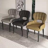 Chaise de salle à manger en cuir avec pieds en métal, dossier confortable et coussin imperméable, idéale pour les cuisines familiales et les rassemblements décontractés
