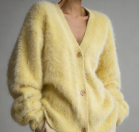 Cardigan ample pour femme en tricot brossé à col en V, avec fausse fourrure de lapin en polyamide, jaune, avec boutons