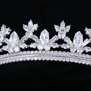 Diadème de mariée artisanal en argent glacé, micro-pavé de zircone cubique taille poire motif flocon de neige, pour femme, pour occasions formelles d'hiver - Product Image 3