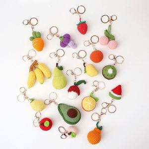 Llaveros de ganchillo con forma de frutas y verduras: Limón, Naranja, Cereza, Aguacate, Melocotón, Sandía, Fresa. Llaveros amigurumi tejidos. - Product Image 3