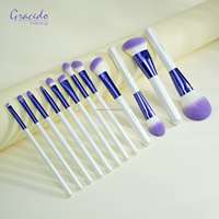 Ensemble de 12 pinceaux de maquillage pour le visage à poils synthétiques à pointe violette, manches en bois blanc nacré, viroles en aluminium violet, marque privée