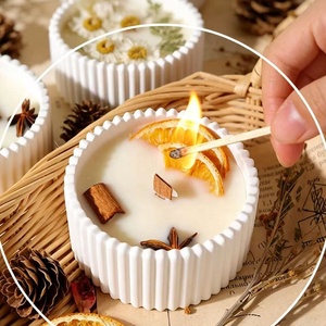 Vela Aromática Artesanal de Luxo com Flores Secas, Sem Fumaça, em Vaso Decorativo de Gesso para Presente de Aromatização de Ambiente - Product Image 1