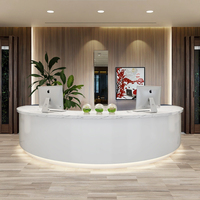 Bureau de réception moderne semi-circulaire en bois personnalisé pour hôtels bars salons de beauté caissiers hôpitaux gymnases réception incurvée