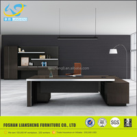 Bureau d'ordinateur moderne et stable avec table latérale extensible, design en bois peu encombrant pour immeuble de bureaux