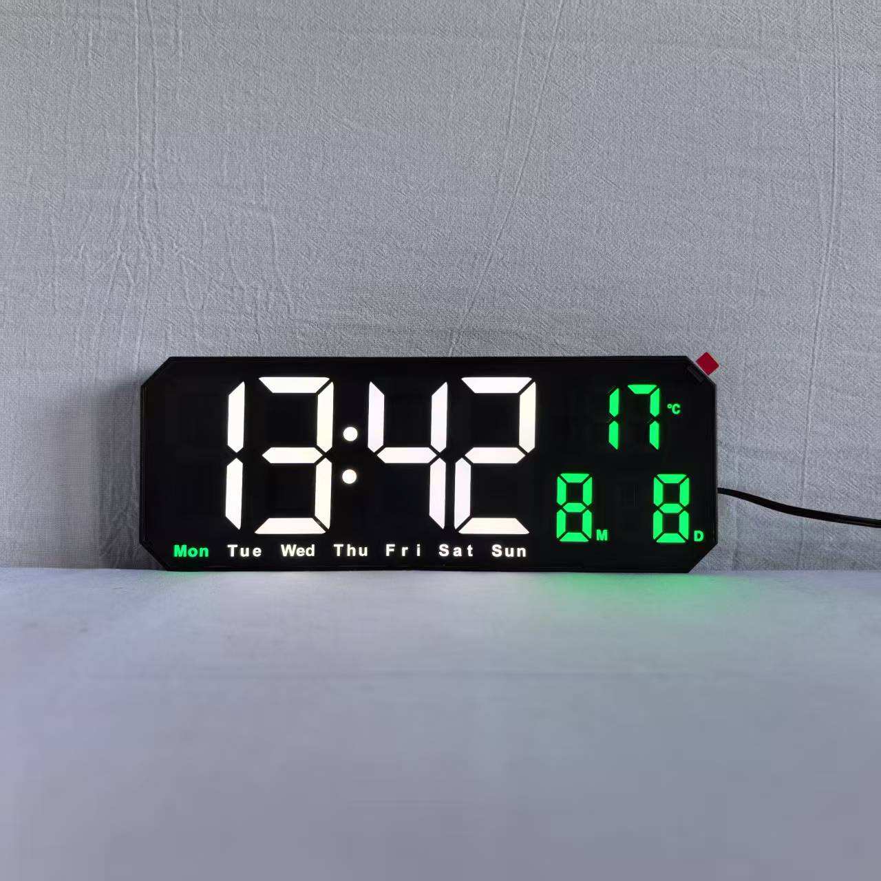 เปลือกสีดำพร้อมไฟสีขาวเขียว