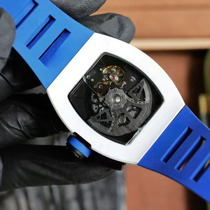 Montre-bracelet multifonctionnelle pour homme, luxueuse, élégante, polyvalente, chronographe à réserve de marche, tachymètre, date, résistante à l'eau. - Product Image 3