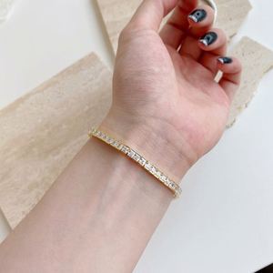 สร้อยข้อมือเทนนิสประดับเพชรคิวบิกเซอร์โคเนีย 4 มม. ดีไซน์หรูหราจาก Dylam Luxury Fine Jewelry เงินแท้ 925 ชุบโรเดียมและทอง 18K - Product Image 6