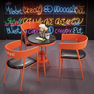 Set Tavolo e Sedie in Ferro Rosso Industriale per Caffetteria, Ristorante, Hotel, Soggiorno e Bar Domestico - Design Moderno per <span class=keywords><strong>Arredamento</strong></span> Esterno - Product Image 2