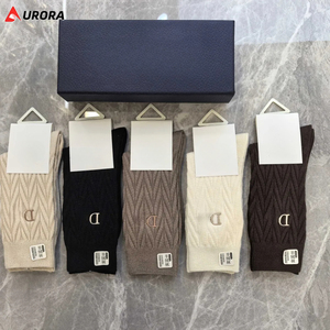 5 paires de chaussettes mi-mollet avec logo sur le revers, design décontracté et tendance, matériau épais de haute qualité pour les entraînements hivernaux - Product Image 2