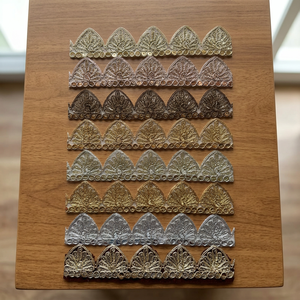 Ruban de bordure en dentelle cordonnée brodée de sequins et de fils métalliques, motif paon à arche pointue, pour saris, abayas et robes de haute couture - Product Image 3