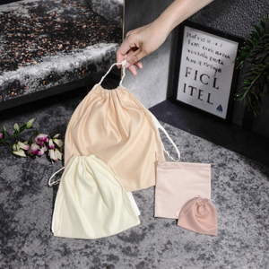 Sacs d'emballage cadeau en satin de soie pliables avec fermeture à l'épaule, personnalisés avec logo imprimé, de haute qualité, doux, pour la vente en gros - Product Image 3
