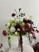 Décoration florale d'événements de luxe, design haut de gamme, durable, fleurs artificielles, centre de table de mariage, blanc, vert et bordeaux
