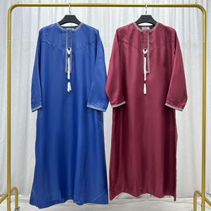ثوب ملابس إسلامية متواضعة عربية بتصميم جديد مع جيوب بلون واحد ثوب بسحّاب أمامي للرجال M0066