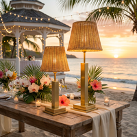 Lampe de table sans fil en fer doré de luxe avec abat-jour en rotin plissé pour la décoration haut de gamme de mariages et d'hôtels