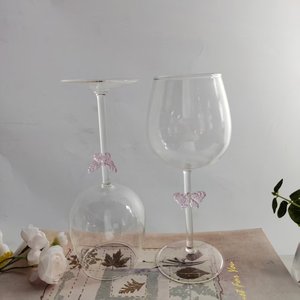 Venta al por mayor de copas de <span class=keywords><strong>vino</strong></span> de cóctel de lujo hechas a mano personalizadas encantadoras diseño de mariposa rosa para bebidas hoteles o regalos - Product Image 2