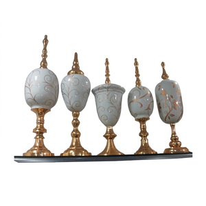 Pièce de décoration luxueuse et moderne en aluminium plaqué or, en blanc et doré, pour la décoration de table à la maison et au bureau - Product Image 1