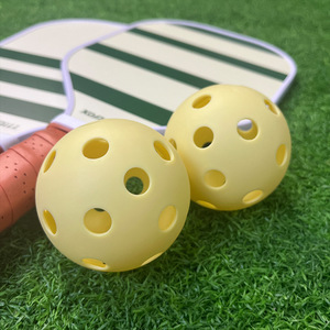 Pelotas de Pickleball para Deportes en Interiores y Exteriores, Inyectadas en TPE, 26 Orificios, Color Amarillo, Duraderas, de Alta Calidad para Entrenamiento - Product Image 4
