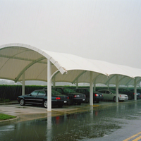 Abri de voiture multi-aisles en membrane, conception personnalisée, grande auvent de stationnement extérieur pour projets de parkings commerciaux