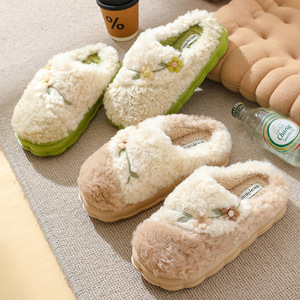 Chaussons d'intérieur confortables en tissu de coton peluche brodé de fleurs pour femmes - Idéaux pour l'été et l'automne - Product Image 3