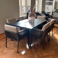 Ensemble table et chaises de patio en bois massif et osier pour l'extérieur Table à manger personnalisée en bois massif à chevrons Accoudoir demi-chaise en rotin