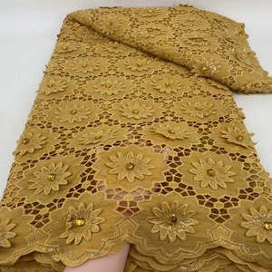 Tissu en dentelle soluble à l'eau avec broderie de sequins <span class=keywords><strong>et</strong></span> de strass en forme de fleurs 3D pour accessoires de robe de mariée - Product Image 2